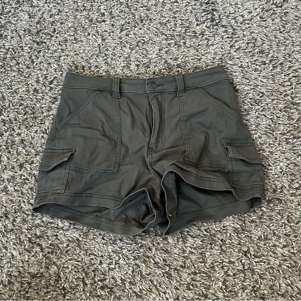Hollister army green high rise cargo shorts size 7/28